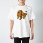 もんとみ | もっちり動物造形作家の強風に立ち向かうポメラニアン（茶色） Regular Fit T-Shirt