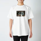 おらくるの朝飯を食べるソファー Regular Fit T-Shirt