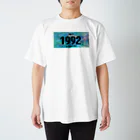 8bit_player65のナンバープレート【1992 SAKUMARU】 スタンダードTシャツ