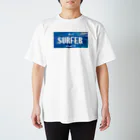 8bit_player65のナンバープレート【SURFER】 Regular Fit T-Shirt