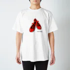 FREEHANDMARCHの赤い靴 Regular Fit T-Shirt