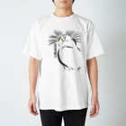 うさぎのミミのみせのチモをくわえたウサギ Regular Fit T-Shirt