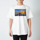  カラフルな海辺の 海沿いの夕日 Regular Fit T-Shirt