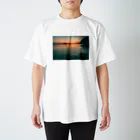 ウラカミコウタの鴨池海岸の夕日 Regular Fit T-Shirt