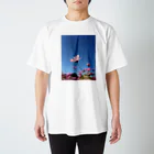 雫の中の世界の空と秋桜 スタンダードTシャツ