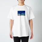 SAKURA スタイルの白い砂浜とビーチ Regular Fit T-Shirt