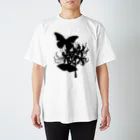 シヲの彼岸花と蝶のシルエット(黒) Regular Fit T-Shirt