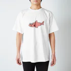 サメ わりとおもいのサメ？はピンク スタンダードTシャツ