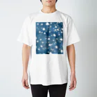 萩岩睦美のグッズショップのTシャツ　雪夜 Regular Fit T-Shirt