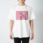 オフトゥンぐらし！の宇宙でオフトゥンぐらし！(ピンク) Regular Fit T-Shirt