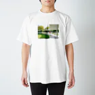 kimikiの自然と建築と赤色のワンピース。 スタンダードTシャツ