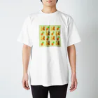 みつばちショップのうさぎとにんじん Regular Fit T-Shirt