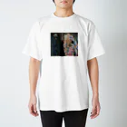 art-standard（アートスタンダード）の グスタフ・クリムト（Gustav Klimt） / 『死と生』（1915年） Regular Fit T-Shirt