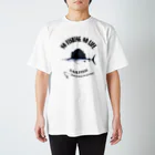 猫と釣り人のBASHOUKAJIKI_EB_2CW Regular Fit T-Shirt