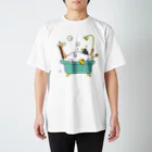 Atelier Cのバスタイム中のキリンとカラス Regular Fit T-Shirt