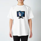 サメ わりとおもいの画面から出てくるサメ Regular Fit T-Shirt