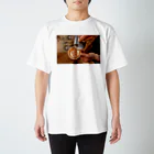 うんち亭お昼寝のおしゃれなラテアート Regular Fit T-Shirt