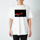 錦鯉野アキコのやたらリアルな錦鯉 Regular Fit T-Shirt