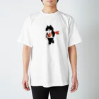 SUIMINグッズのお店の【中・フチあり】海老の握り寿司を機嫌よく運ぶねこ Regular Fit T-Shirt