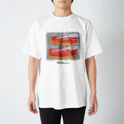 まるよし絵画教室のオレンジスニーカー Regular Fit T-Shirt