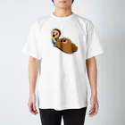 AKIRAMBOWのSho-chan Dragging / くまをズルズルするしょーちゃん Regular Fit T-Shirt