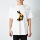 あいこの部屋　丸の世界の振り向き三毛猫 Regular Fit T-Shirt