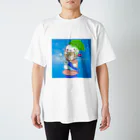 さくらんぼねこの傘をさすアザラシお魚捕まえたよ Regular Fit T-Shirt