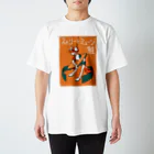 健康的うさぎの【日カンコラボ】ストリートミュージ鮭Tシャツ Regular Fit T-Shirt