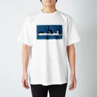 うめだのグッズショップのジェンツーペンギンのおさんぽ Regular Fit T-Shirt