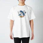 サメ わりとおもいのエビフライを食べようとするサメ2021 Regular Fit T-Shirt