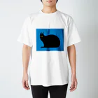白旗の黒猫（青） スタンダードTシャツ