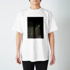 おふとんねこのくらがりからこっちを見てる Regular Fit T-Shirt