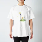 haruのタンポポとルリタテハ Regular Fit T-Shirt