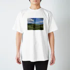 伊織の作品の山から見える景色 Regular Fit T-Shirt