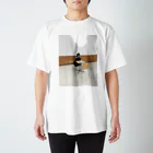 友澤tomozawaのショッピングモールで休んでいる Regular Fit T-Shirt