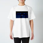 とばりのようふくの夜にたたずむ Regular Fit T-Shirt