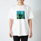 葉のり猫ショップのA Cat in Rain Tシャツ Regular Fit T-Shirt