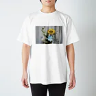 Apelila_Pothosのカンパニュラとヒマワリ Regular Fit T-Shirt