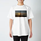 ももたんの早朝の海辺 Regular Fit T-Shirt
