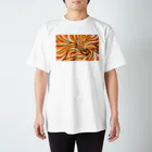 シンヤのゲームチャンプルーの東風（朱） Regular Fit T-Shirt