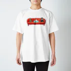 SANKAKU DESIGN STOREの新入りと古参の緊張感溢れるソーシャルディスタンス(社会的距離)。 Regular Fit T-Shirt