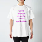 牛のTシャツ屋のGood things come in small packages.(pink) Regular Fit T-Shirt