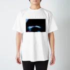 Yukkeのブルーグラフィック スタンダードTシャツ
