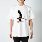 Makiko Goto goods storeの空の王者オオワシ Regular Fit T-Shirt