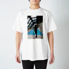 ゲイムマンの店の例のプールと女子社員 Regular Fit T-Shirt