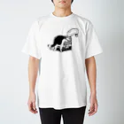 多分ねこの猫カンに頭を突っ込む猫 Regular Fit T-Shirt