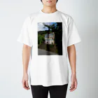 ストーンフィールドの草むらのバス Regular Fit T-Shirt