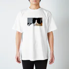 キティの目ヂカラ強めのハチワレ美人 Regular Fit T-Shirt