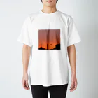 ともる@複業イラストレーター目指してますの夕焼けくろねこばけ スタンダードTシャツ