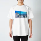 MUGURa-屋の青い空　白い壁 Regular Fit T-Shirt